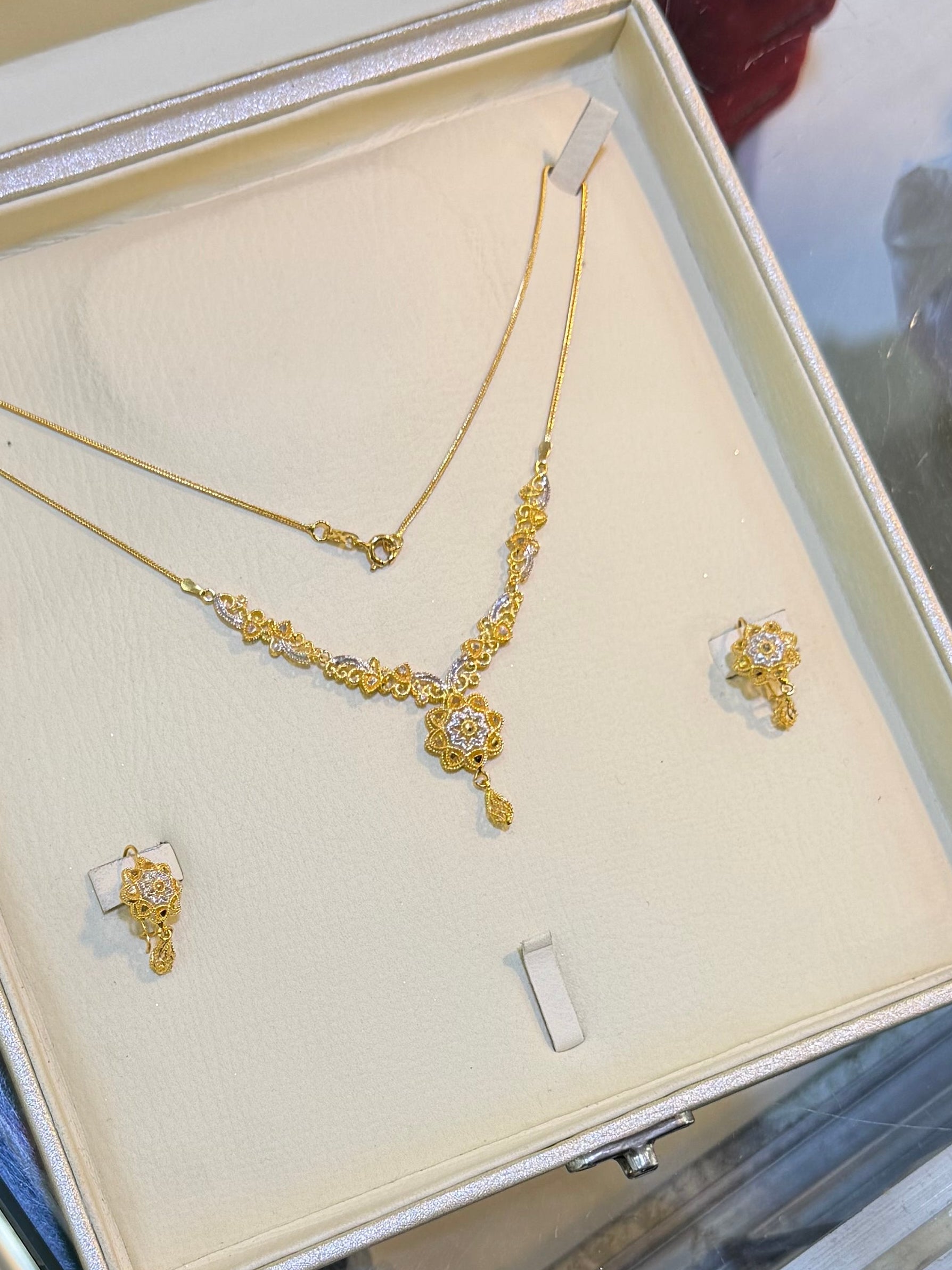 Simple & Elegant Gold Mala Set