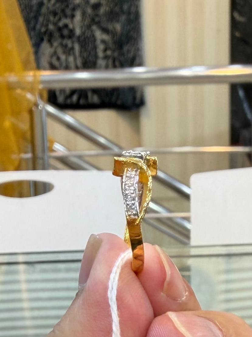 Elegant Diamond Ring – Timeless Sparkle for Every Occasion