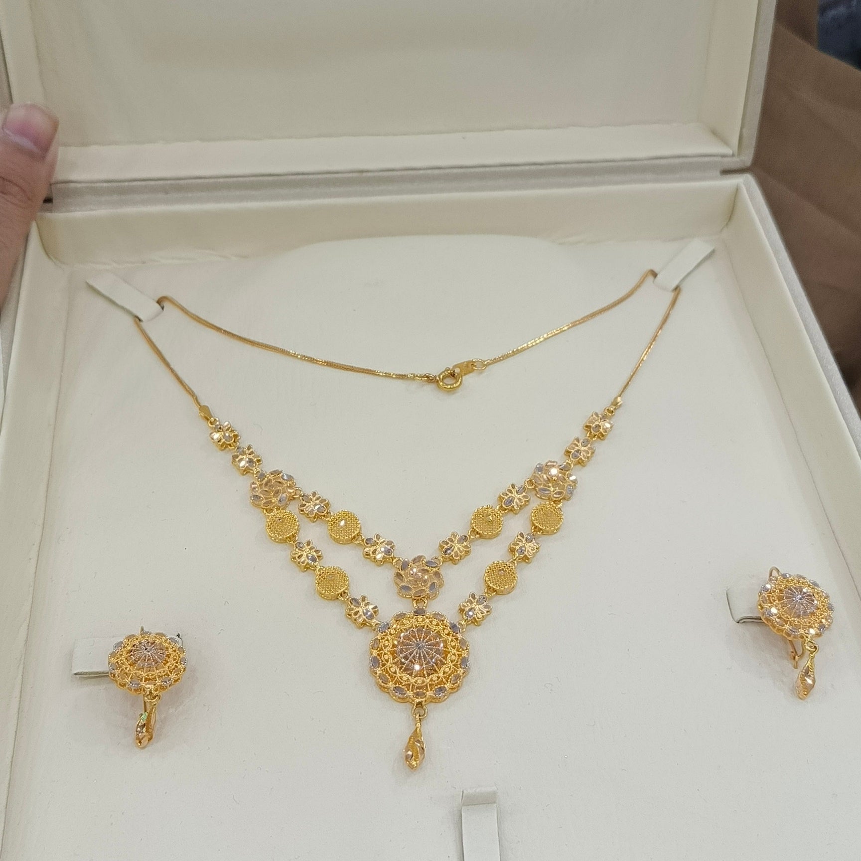 Lightweight Designer Gold Set – Elegant Jewellery