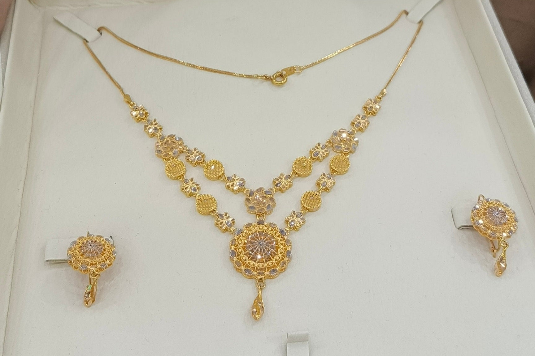 Lightweight Designer Gold Set – Elegant Jewellery